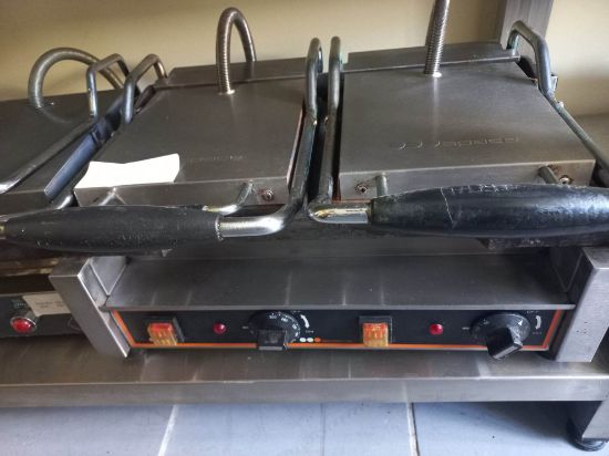 Εικόνα της Τοστιέρα διπλή ηλεκτρική ΜΙΣΗ ΛΕΙΑ ΚΑΙ ΜΙΣΗ ΡΑΒΔΩΤΗ